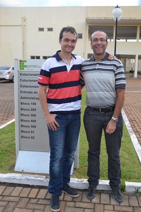 Psicólogo Abrahão acompanhado do professor de Biologia, Fernando dos Reis Carvalho